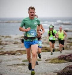 Jonas Svengård springer vid kusten.